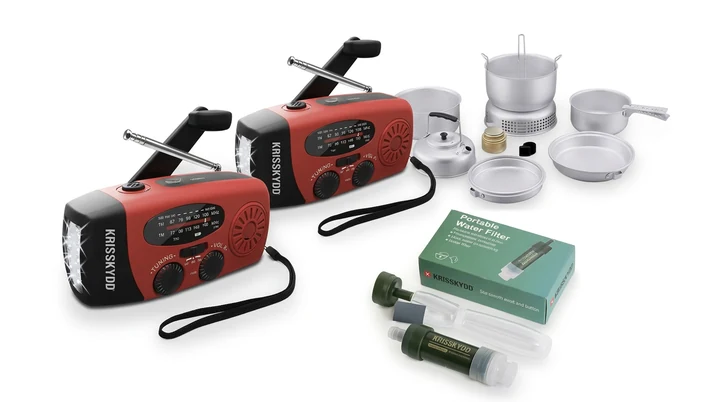 Vorsorgepaket mit Notfallradio, Wasserfilter, Campingkocher und Notfallschlafsack