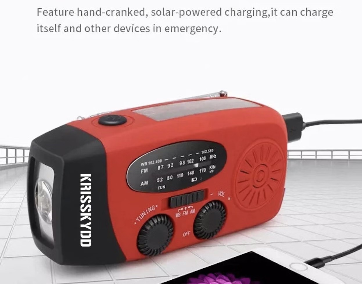 Aufladen des Notfallradios mit Kurbel und Solarzelle